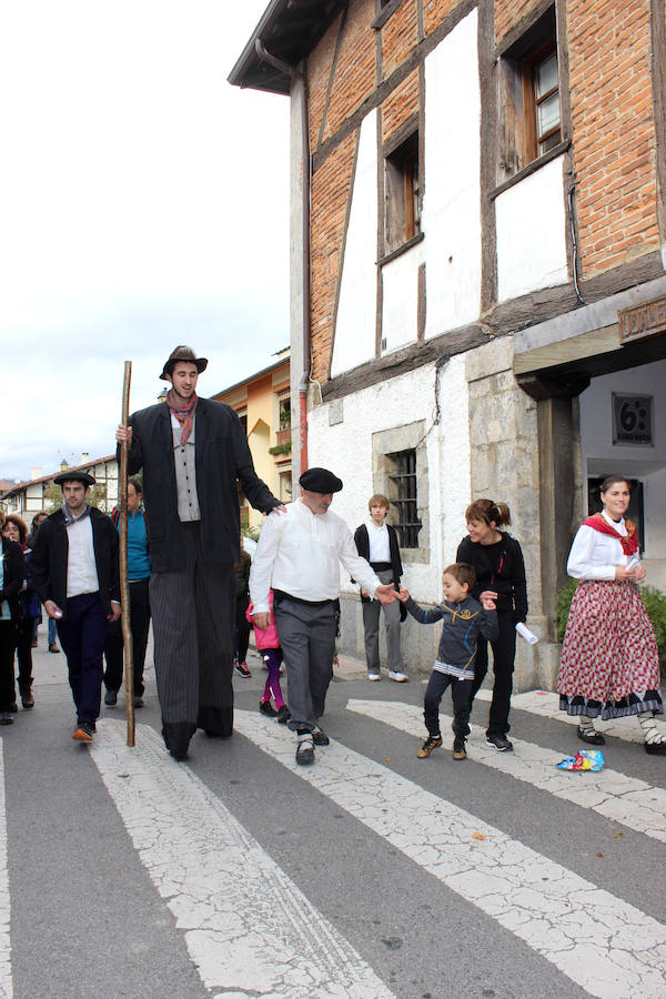 Jendetza izan zen Altzon, atzo egindako 'Gure Handiaren ibilerak' antzerki ibiltarian.
