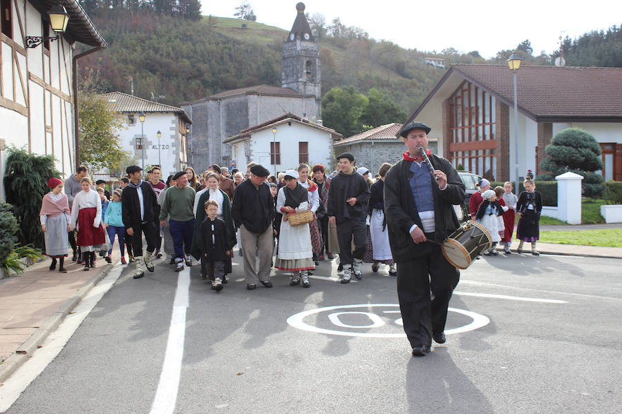 Jendetza izan zen Altzon, atzo egindako 'Gure Handiaren ibilerak' antzerki ibiltarian.