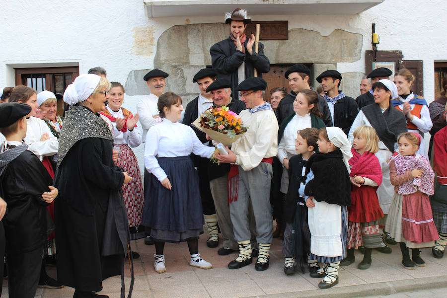 Jendetza izan zen Altzon, atzo egindako 'Gure Handiaren ibilerak' antzerki ibiltarian.