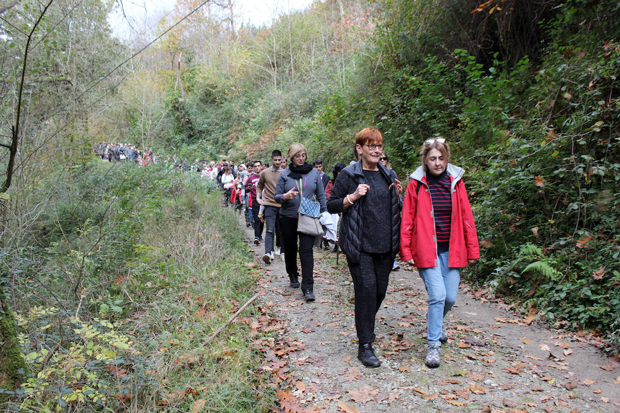 Jendetza izan zen Altzon, atzo egindako 'Gure Handiaren ibilerak' antzerki ibiltarian.