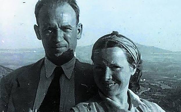 Imagen principal - Arriba, Sorozábal con su esposa, la actriz Enriqueta Serrano. «La muerte de ella le sumió en la tristeza». Abajo, con otro insigne compositor, el vascofrancés Maurice Ravel (a la izquierda) en un encuentro en Bilbao. Y a la derecha, una de las últimas imágenes del autor, en 1987. Vivió sus últimos años recluido en su casa de Madrid. Murió en 1988.