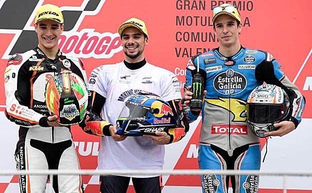 Lekuona, Oliveira y Márquez, tras la carrera.
