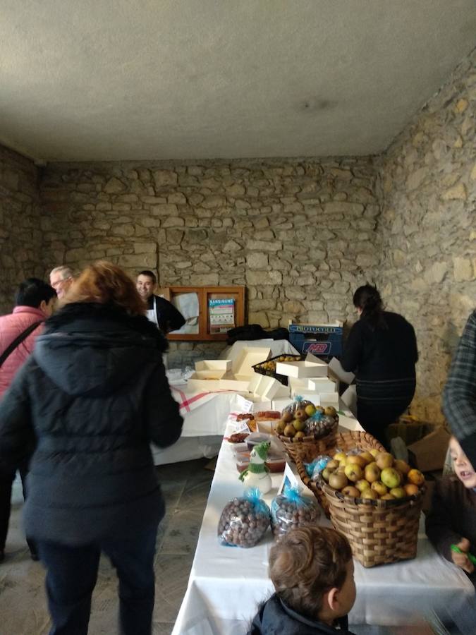 XVIII. Errezil Sagar Lehiaketa eta Baserriko Produktuen Azoka jendetsua izan ziren atzo Gabirian.