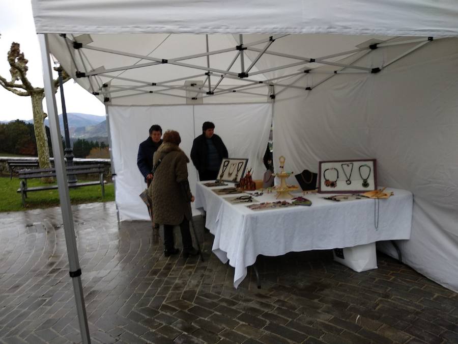 XVIII. Errezil Sagar Lehiaketa eta Baserriko Produktuen Azoka jendetsua izan ziren atzo Gabirian.