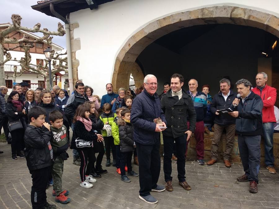 XVIII. Errezil Sagar Lehiaketa eta Baserriko Produktuen Azoka jendetsua izan ziren atzo Gabirian.