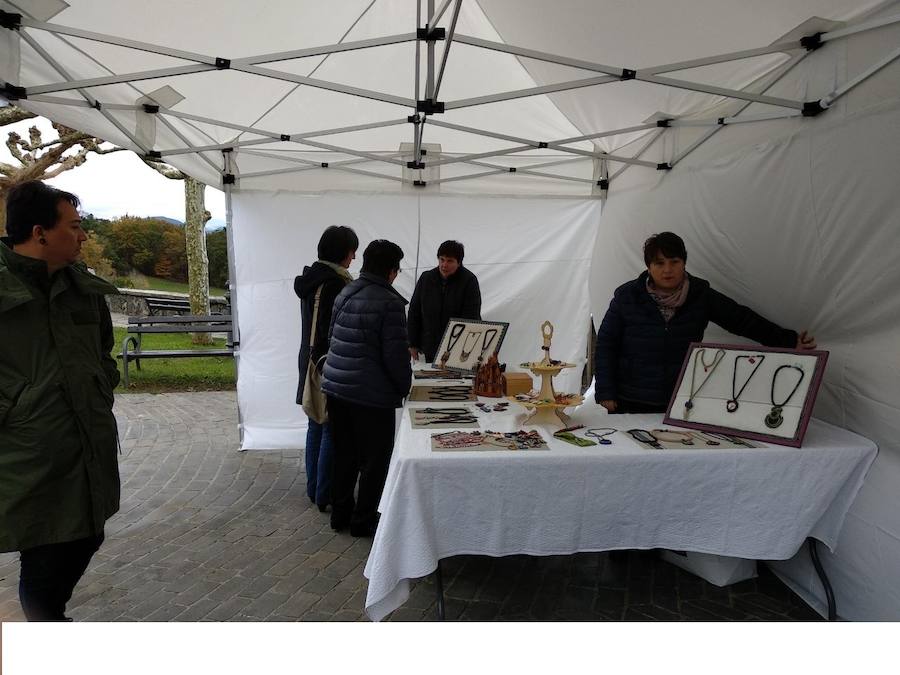 XVIII. Errezil Sagar Lehiaketa eta Baserriko Produktuen Azoka jendetsua izan ziren atzo Gabirian.