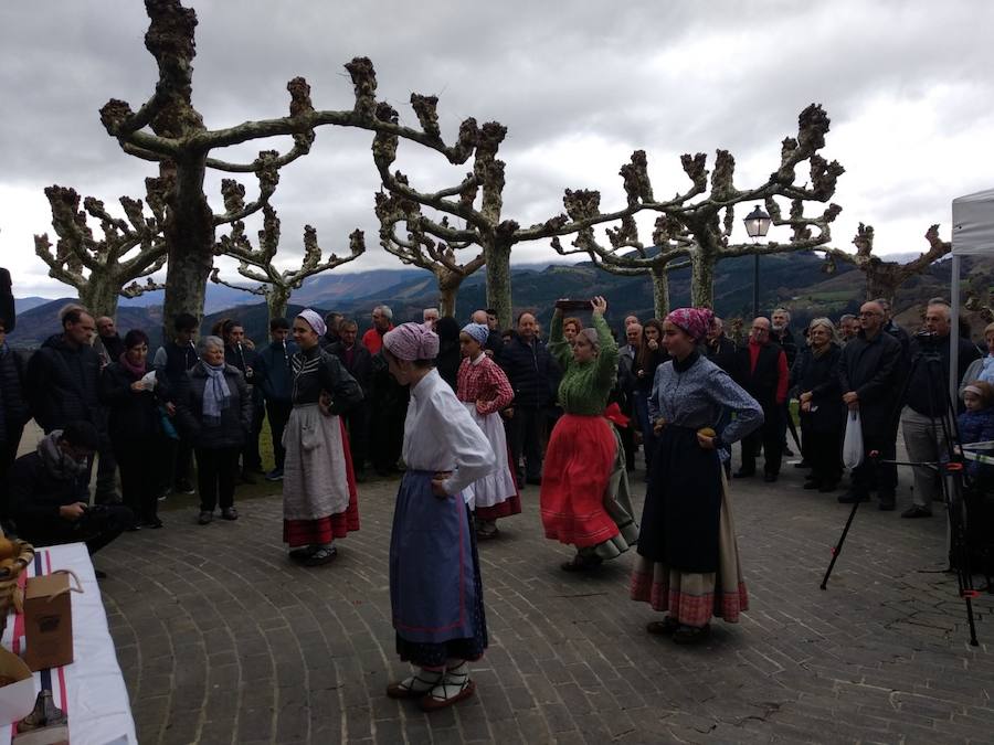 XVIII. Errezil Sagar Lehiaketa eta Baserriko Produktuen Azoka jendetsua izan ziren atzo Gabirian.