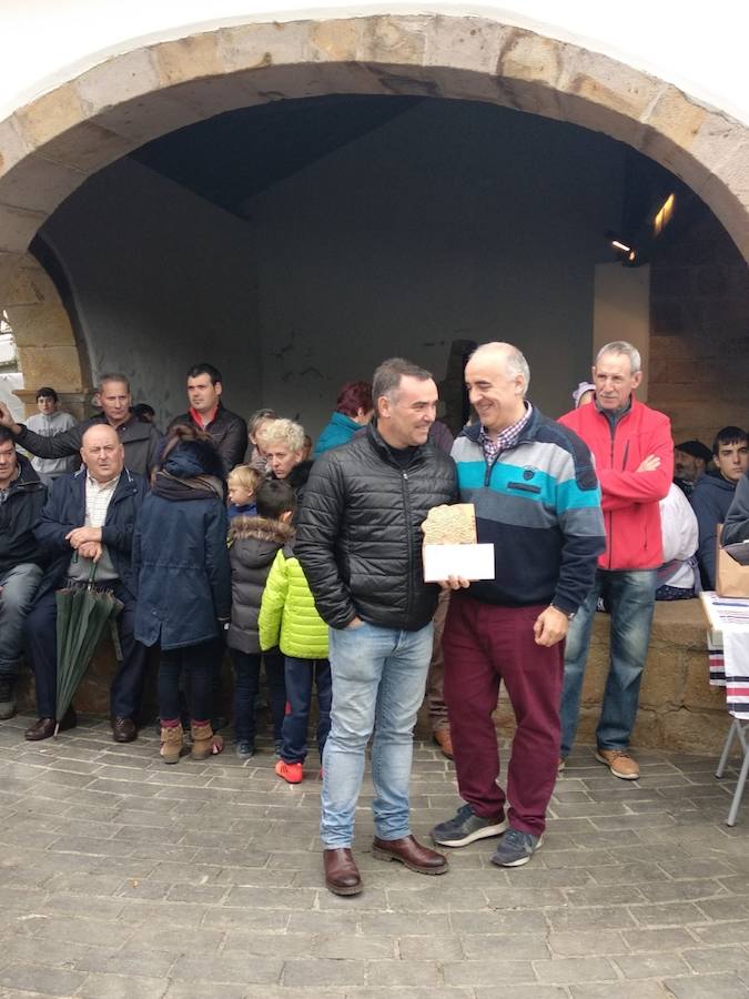 XVIII. Errezil Sagar Lehiaketa eta Baserriko Produktuen Azoka jendetsua izan ziren atzo Gabirian.