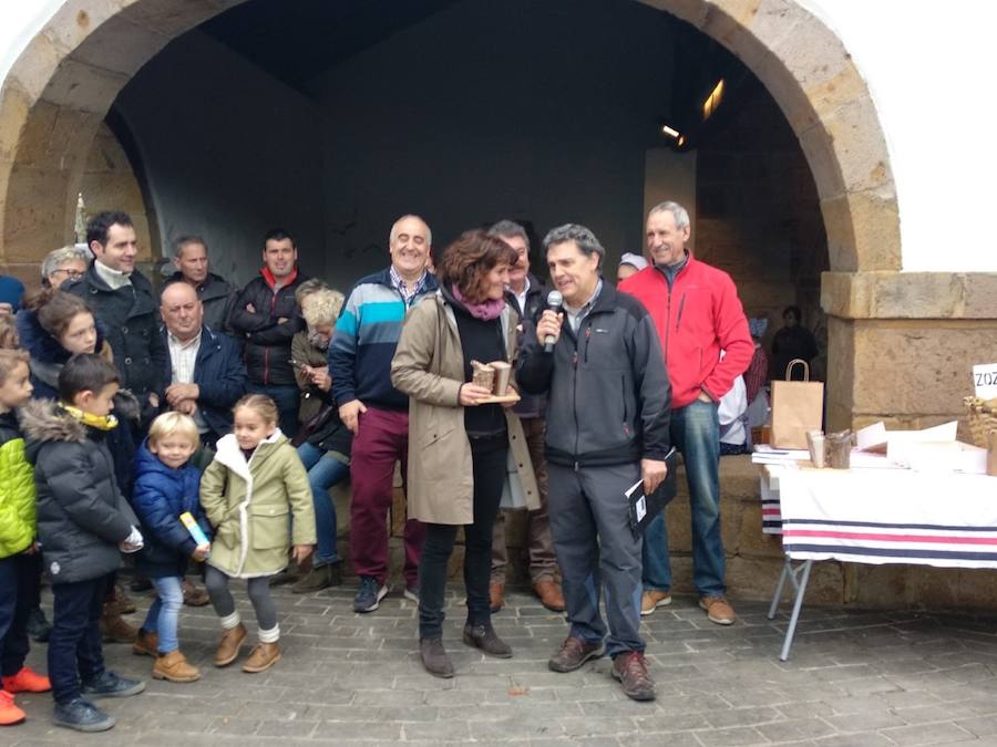 XVIII. Errezil Sagar Lehiaketa eta Baserriko Produktuen Azoka jendetsua izan ziren atzo Gabirian.