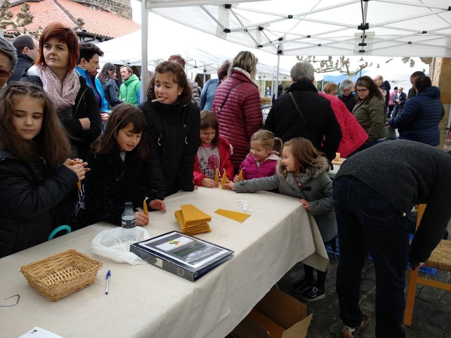 XVIII. Errezil Sagar Lehiaketa eta Baserriko Produktuen Azoka jendetsua izan ziren atzo Gabirian.
