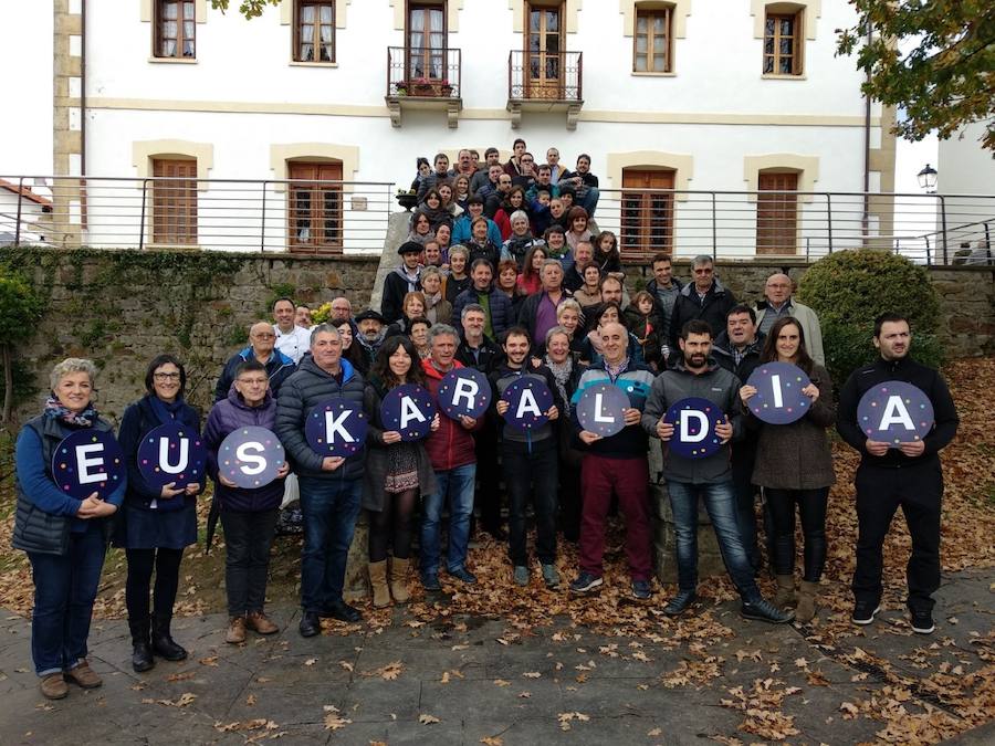 XVIII. Errezil Sagar Lehiaketa eta Baserriko Produktuen Azoka jendetsua izan ziren atzo Gabirian.