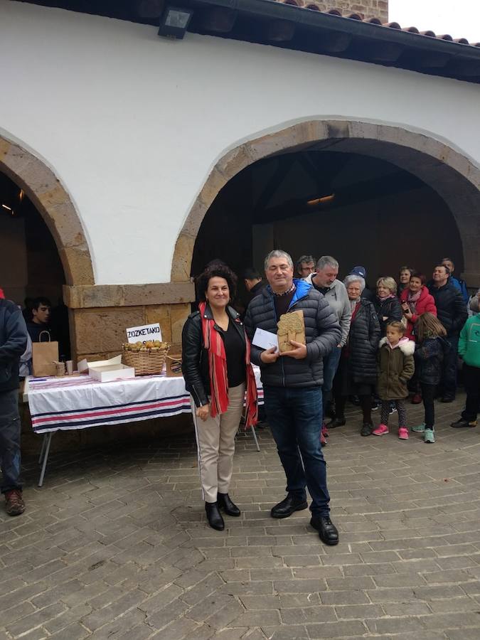 XVIII. Errezil Sagar Lehiaketa eta Baserriko Produktuen Azoka jendetsua izan ziren atzo Gabirian.