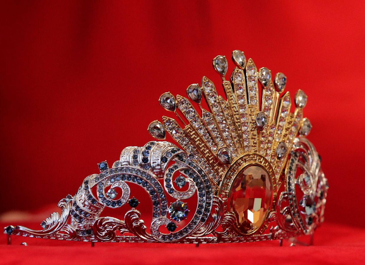 La diseñadora italiana Donatella Versace ha sido la encargada de diseñar la tiara que las debutantes lucirán en el próximo Baile de la Ópera de Viena. El diseño lleva incrustados 380 cristales Swarovski.