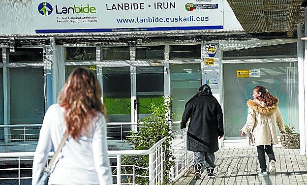 Varias mujeres se dirigen a las oficinas de Lanbide en Irun donde se gestiona la RGI.