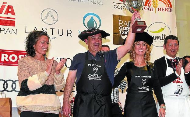 Los hermanos albizturtarras Juan Mari y Gema Aramendi vistieron la txapela y alzaron su trofeo del Concurso Gastronómico de la alubia por quinta vez.