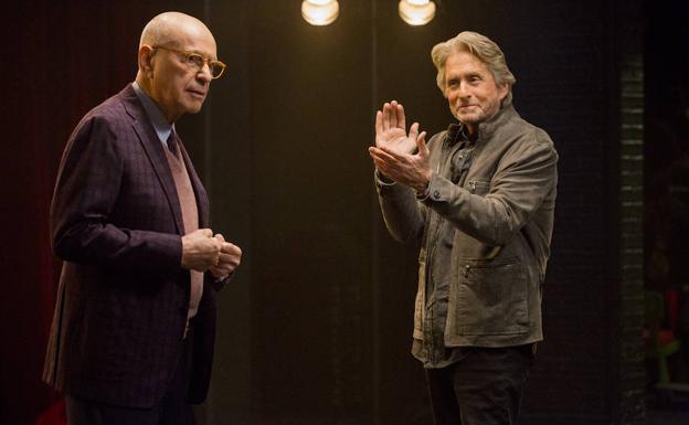 Alan Arkin y Michael Douglas, en una escena de 'El método Kominsky'.