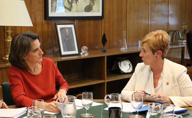 Teresa Ribera y Arantxa Tapia, en la reunión de este lunes en Madrid. 