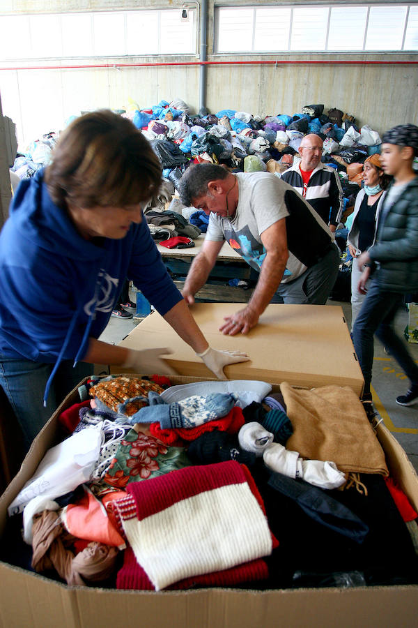 El proyecto solidario Zaporeak ha pedido a la ciudadanía colaboración para clasificar la ropa recogida el pasado sábado en 40 puntos de Euskadi y Navarra y para conseguir fondos económicos para enviarla a las personas refugiadas que pasan el invierno en Grecia.