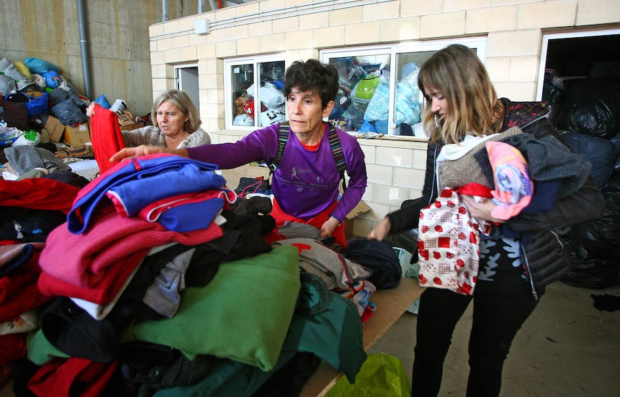 El proyecto solidario Zaporeak ha pedido a la ciudadanía colaboración para clasificar la ropa recogida el pasado sábado en 40 puntos de Euskadi y Navarra y para conseguir fondos económicos para enviarla a las personas refugiadas que pasan el invierno en Grecia.