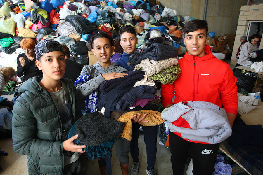 El proyecto solidario Zaporeak ha pedido a la ciudadanía colaboración para clasificar la ropa recogida el pasado sábado en 40 puntos de Euskadi y Navarra y para conseguir fondos económicos para enviarla a las personas refugiadas que pasan el invierno en Grecia.