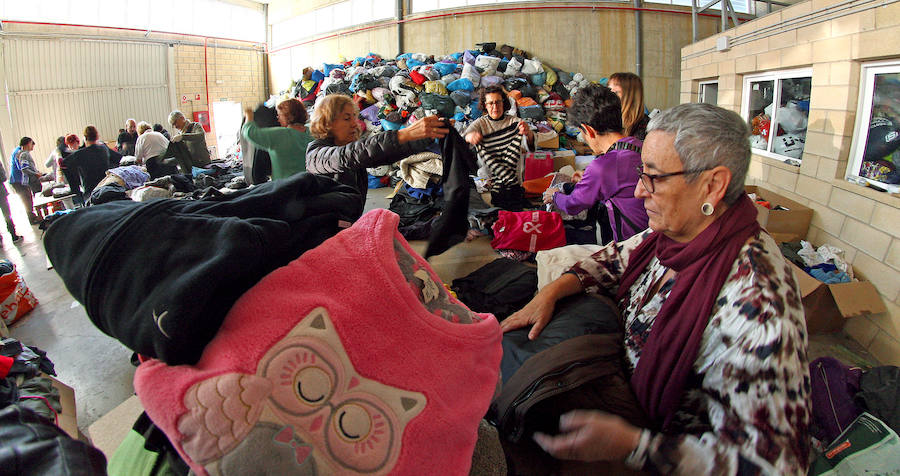 El proyecto solidario Zaporeak ha pedido a la ciudadanía colaboración para clasificar la ropa recogida el pasado sábado en 40 puntos de Euskadi y Navarra y para conseguir fondos económicos para enviarla a las personas refugiadas que pasan el invierno en Grecia.