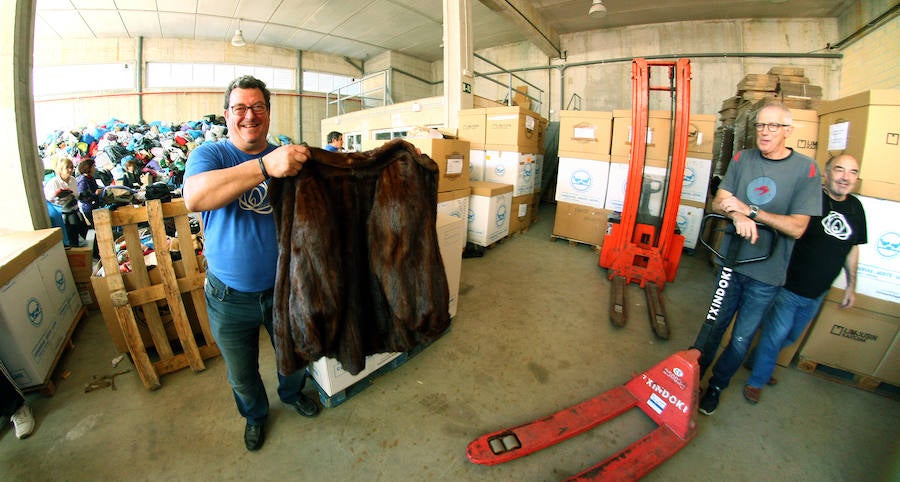 El proyecto solidario Zaporeak ha pedido a la ciudadanía colaboración para clasificar la ropa recogida el pasado sábado en 40 puntos de Euskadi y Navarra y para conseguir fondos económicos para enviarla a las personas refugiadas que pasan el invierno en Grecia.