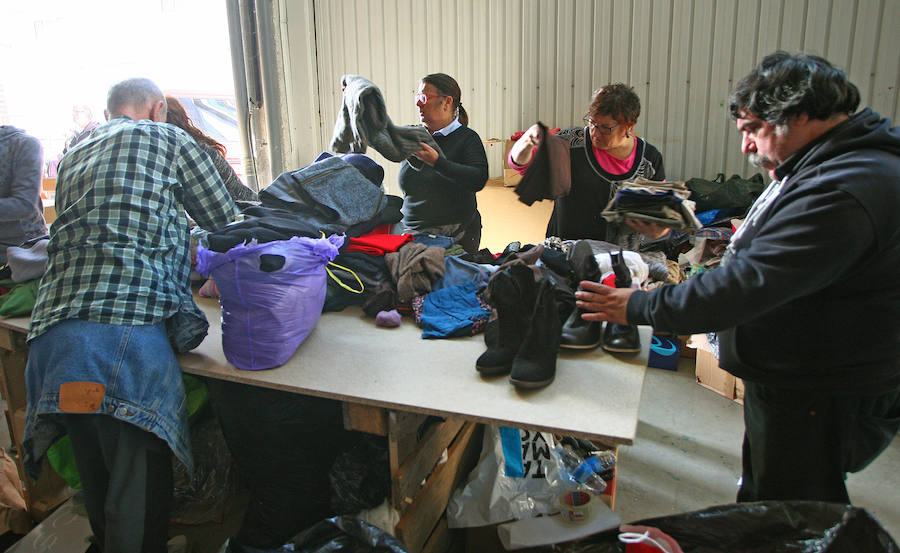 El proyecto solidario Zaporeak ha pedido a la ciudadanía colaboración para clasificar la ropa recogida el pasado sábado en 40 puntos de Euskadi y Navarra y para conseguir fondos económicos para enviarla a las personas refugiadas que pasan el invierno en Grecia.