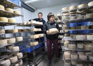 Imagen secundaria 1 - «No nos veíamos toda la vida entre cuatro paredes», afirman Jon y Martina, que cambiaron la cocina por el pastoreo y hoy viven felices en su casa y quesería Garoa de Zerain