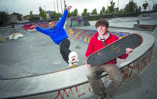 Javier Boes en el Skate Park de Irun, mientras su socio, Sergio, prueba la lija que han creado para los patinetes del futuro. 