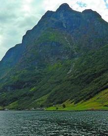 Imagen secundaria 2 - El agua y las montañas son parte de la belleza de Noruega, un país ideal para los amantes de la naturaleza. 