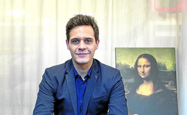 Christian Gálvez posa junto a una reproducción de 'La Gioconda'.