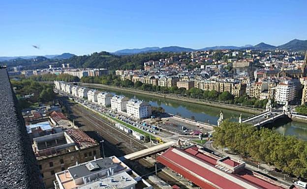 Galería. Amplísima vista desde la cúspide de la torre de Atocha hacia el Urumea.