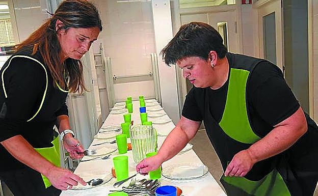 Naiara pone a punto el comedor en la ikastola Laskorain. 