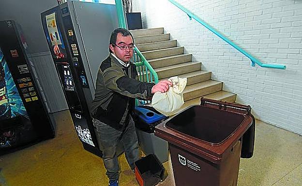 Iñaki se encarga del reciclaje en el centro Tolosaldea.