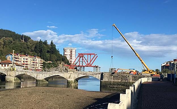 Deba | Se inicia la instalación de la estructura del puente que une Deba y Mutriku