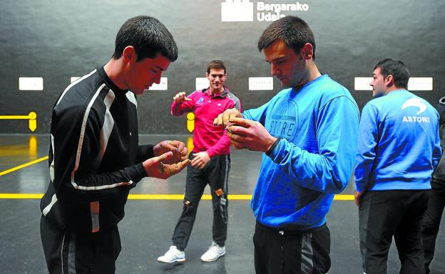 Beñat Rezusta y Danel Elezkano preparan sus protecciones ayer en Bergara. Detrás, José Javier Zabaleta y Jon Apezetxea.