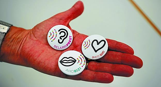 Bistan. Gaurtik, eta datorren hamaika egunetan, partehartzaileek papar-hegaletan azaldu behar dute bere txapa. 