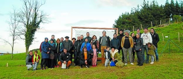 Varios usuarios del parque de huertas Keretxudi en la inauguración. 