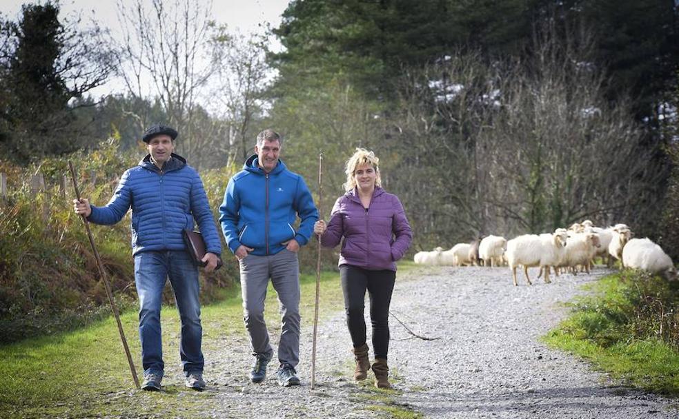 Andoni Murua, Jon Ander Goñi e Ima Mendizabal defienden, a pie de Txindoki, la construcción de pistas