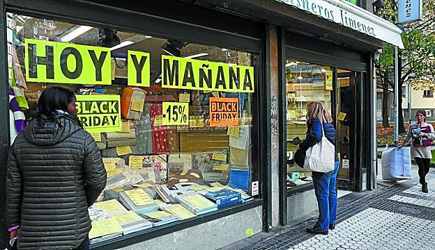 Los carteles de los descuentos del 'black friday' también llegaron al comercio local. 