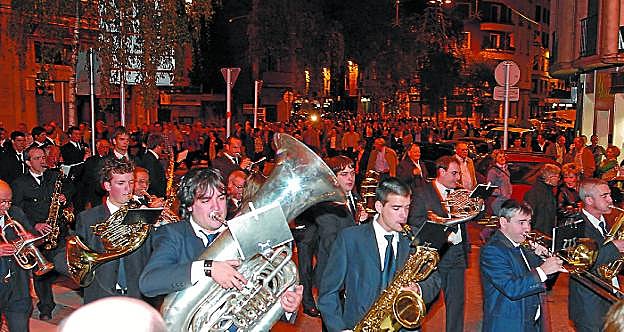 La Banda, seguida de una manifestación festival en una serenata de una década atrás.
