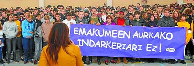 Alumnos de Egibide-Arriaga en las jornadas contra la violencia hacia las mujeres. 