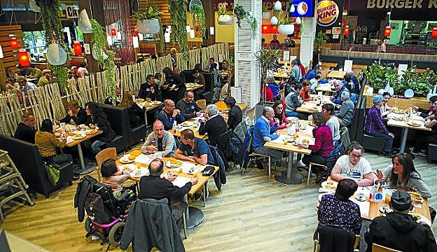 Sareuskak antolatutako Mintzodromoa atzo goizean ospatu zen Mendibil Merkataritza Guneko kafetegietan.
