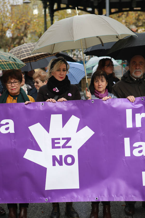 Miles de ciudadanos y ciudadanas han salido este domingo a las calles para denunciar la violencia machista y mostrar su solidaridad con las víctimas de la violencia de género. Fotografías de Donostia, Irun y Urnieta