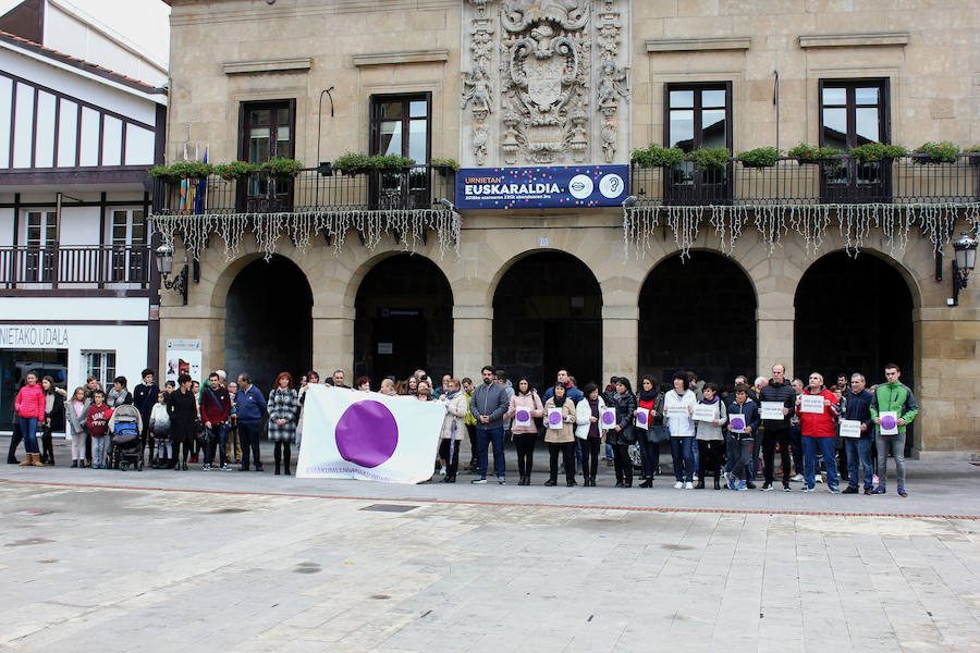 Miles de ciudadanos y ciudadanas han salido este domingo a las calles para denunciar la violencia machista y mostrar su solidaridad con las víctimas de la violencia de género. Fotografías de Donostia, Irun y Urnieta