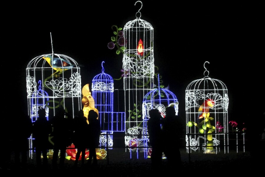 Decenas de curiosos disfrutan del Festival de luces de los Grandes Farolillos de China, en la mansión de Pakruojis, Lituania. Este festival da comienzo a la temporada estival y se prolonga hasta el 6 de enero de 2019.