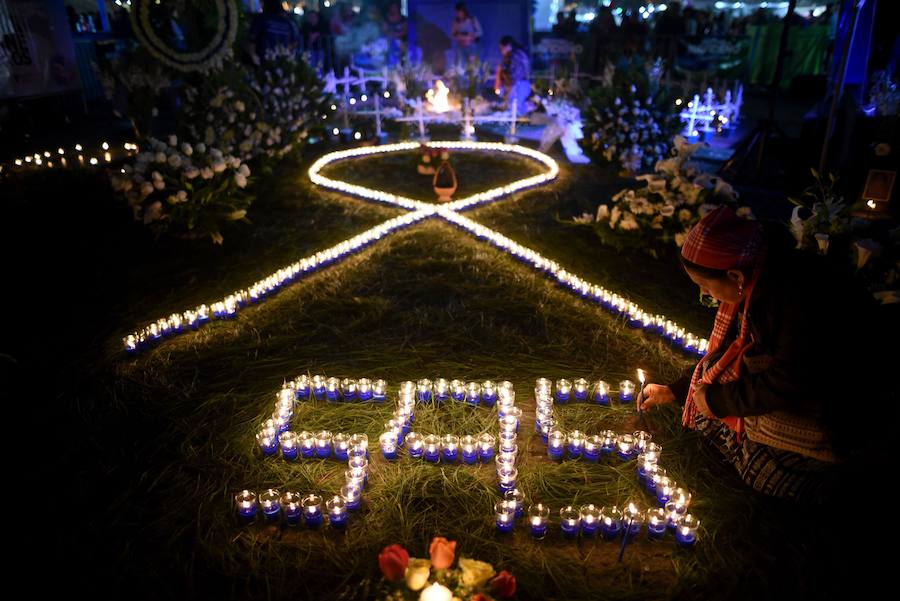 En medio de la noche y ataviadas con velas, centenares de personas recordaron con una vigilia a todas las víctimas de violencia de género y pedir «luz de justicia», hoy en Ciudad de Guatemala (Guatemala). Con motivo de la conmemoración del Día Internacional de la No Violencia Contra la Mujer, la Coordinadora 25 de Noviembre organizó esta caminata de faroles para exigir «luz de justicia» para todas las féminas fallecidas.