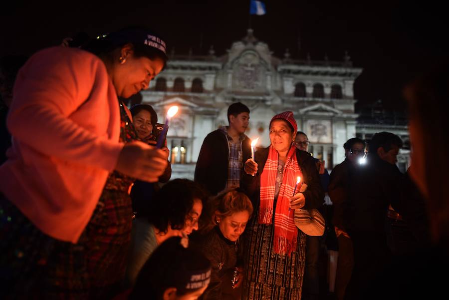 En medio de la noche y ataviadas con velas, centenares de personas recordaron con una vigilia a todas las víctimas de violencia de género y pedir «luz de justicia», hoy en Ciudad de Guatemala (Guatemala). Con motivo de la conmemoración del Día Internacional de la No Violencia Contra la Mujer, la Coordinadora 25 de Noviembre organizó esta caminata de faroles para exigir «luz de justicia» para todas las féminas fallecidas.