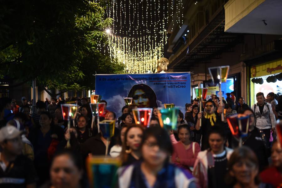 En medio de la noche y ataviadas con velas, centenares de personas recordaron con una vigilia a todas las víctimas de violencia de género y pedir «luz de justicia», hoy en Ciudad de Guatemala (Guatemala). Con motivo de la conmemoración del Día Internacional de la No Violencia Contra la Mujer, la Coordinadora 25 de Noviembre organizó esta caminata de faroles para exigir «luz de justicia» para todas las féminas fallecidas.