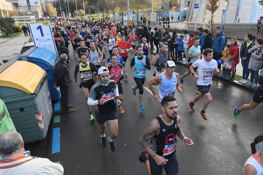 El keniano David Kiprono y la etíope Chaltu Negesse no han tenido oposición. La 'ventana' meteorológica respetando lluvia y viento ha propiciado que los atletas corrieran secos hasta pasado el medio maratón. Con diez grados, apenas viento y eso sí asfalto mojado, los atletas han realizado una carrera estupenda. 